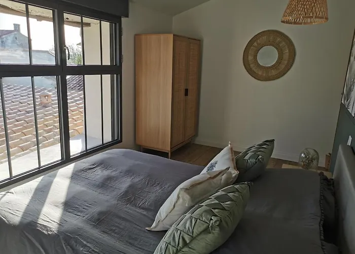 Сasa de vacaciones Jolie Maison En Pierres Avec Piscine Et Parking